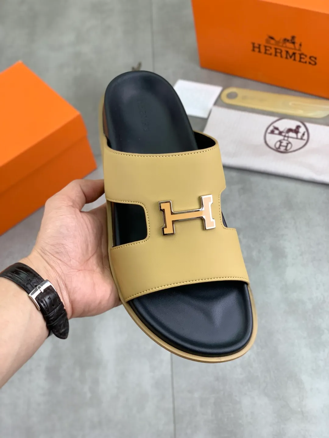 Men's shoes 💰P440 New [HERMES] high-end quality new Hermès slippers, made of imported calfskin, wear-resistant and non-slip rubber outsole. Fashionable and elegant code number: 39-44 (38 45 46 customized)